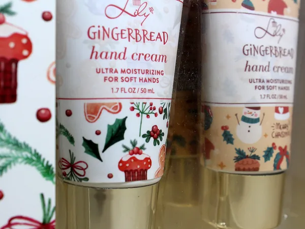 1.7 FL OZ / 50 mL Ultra Moisturizing gingerbread Hand cream for soft Hands view 6