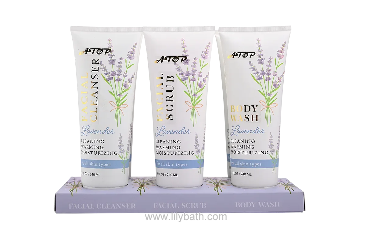 Set de cuidado facial con lavanda: limpiador facial, exfoliante facial y gel de ducha. Set de regalo en tubos blancos con bandeja decorativa de papel con diseño de lavanda.
